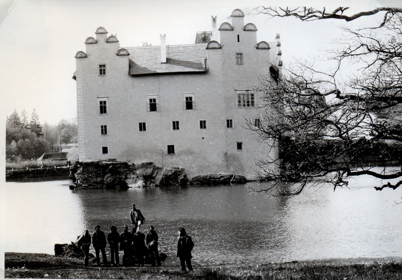 Před zámkem Červená Lhota   10.5.80