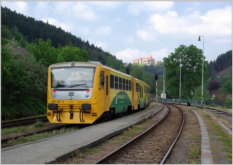 02_Nedvedicke nadrazi a hrad Pernstejn