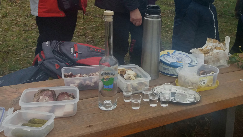 Téměř plný stůl