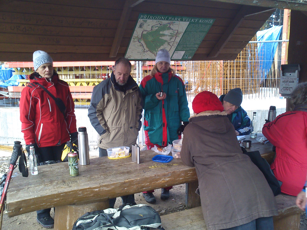 Na Kosíři - vpozadí základy nové rozhledny